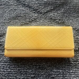 Chic Burberry Yellow Clutch Plaid embossed patent leather kisslock wallet